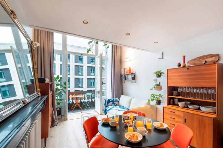 Elegante sala de estar con mobiliario moderno en un apartamento en Building Rue Royale - europea-residences - 1501160 en Brussels, Brussels