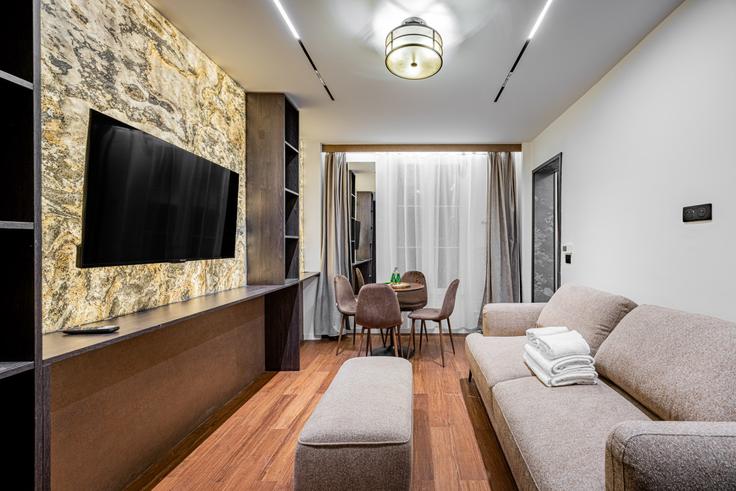 Elegant gestaltetes Wohnzimmer mit moderner Einrichtung in einer Wohnung im Building Rue de Verneuil - evengestion - 1044823 - PAR in 7th arrondissement, Paris