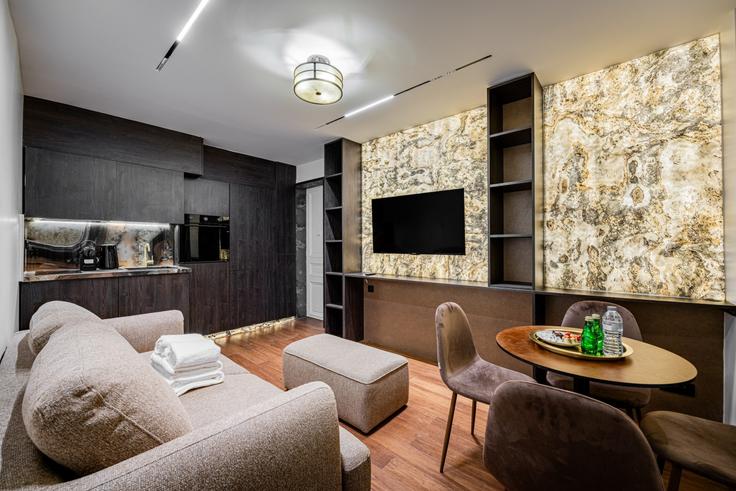Building Rue de Verneuil - evengestion - 1044823 - PAR adresindeki bir dairede modern mobilyalarla zarif bir şekilde tasarlanmış oturma odası 7th arrondissement, Paris