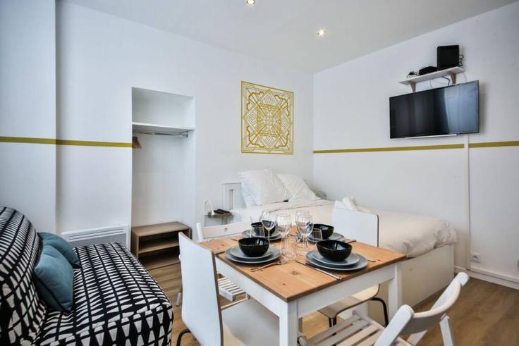 Elegante sala de estar con mobiliario moderno en un apartamento en Building Rue Saint-Yves - evengestion - 1044824 - PAR en 14th arrondissement, Paris