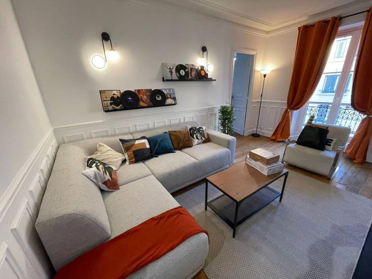 Building Rue Broca - evengestion - 1044860 - PAR adresindeki bir dairede modern mobilyalarla zarif bir şekilde tasarlanmış oturma odası 5th arrondissement, Paris Building Rue Broca - evengestion - 1044860 - PAR adresindeki bir dairede modern mobilyalarla zarif bir şekilde tasarlanmış oturma odası 5th arrondissement, Paris