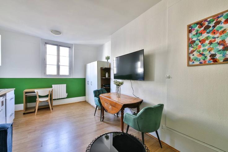Building Rue Jean Daudin - evengestion - 1044862 - PAR adresindeki bir dairede modern mobilyalarla zarif bir şekilde tasarlanmış oturma odası 15th arrondissement, Paris Building Rue Jean Daudin - evengestion - 1044862 - PAR adresindeki bir dairede modern mobilyalarla zarif bir şekilde tasarlanmış oturma odası 15th arrondissement, Paris