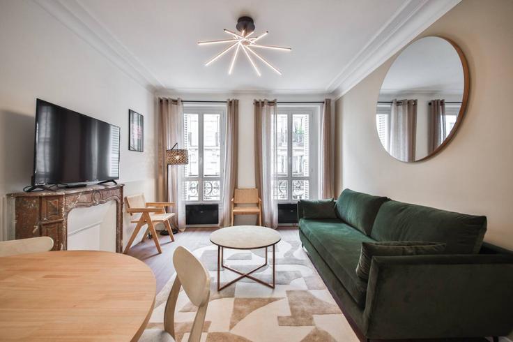 Paris 15th arrondissementのBuilding Rue du Commerce - evengestion - 1044866 - PARのアパートメントにある、モダンな家具を備えたエレガントなデザインのリビングルーム