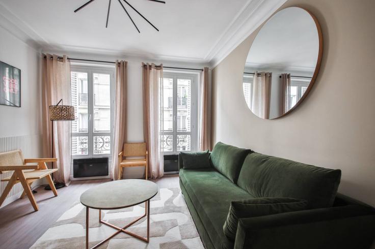 Salle de séjour élégante avec mobilier moderne dans un appartement à Building Rue du Commerce - evengestion - 1044866 - PAR à 15th arrondissement, Paris