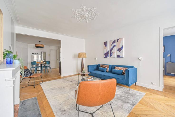 Elegante sala de estar con mobiliario moderno en un apartamento en Building Rue de Louvois - evengestion - 1044874 - PAR en 2nd arrondissement, Paris