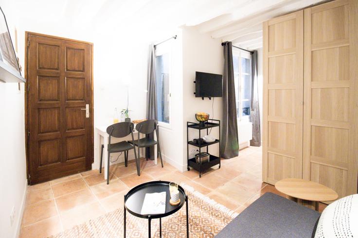 Paris 3rd arrondissementのBuilding Rue Pavée - evengestion - 1044898 - PARのアパートメントにある、モダンな家具を備えたエレガントなデザインのリビングルーム Paris 3rd arrondissementのBuilding Rue Pavée - evengestion - 1044898 - PARのアパートメントにある、モダンな家具を備えたエレガントなデザインのリビングルーム