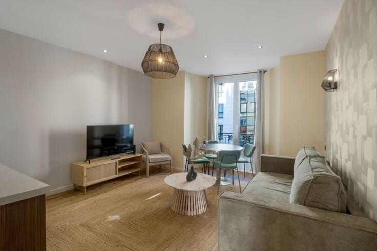 Salle de séjour élégante avec mobilier moderne dans un appartement à Building Rue d'Avron - evengestion - 1044917 - PAR à 20th arrondissement of Paris, Paris