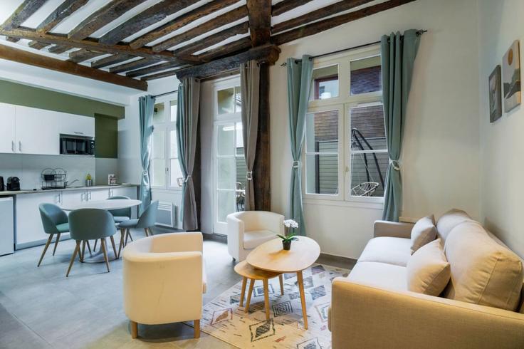 Paris 5th arrondissementのBuilding Rue Mouffetard - evengestion - 1044936 - PARのアパートメントにある、モダンな家具を備えたエレガントなデザインのリビングルーム