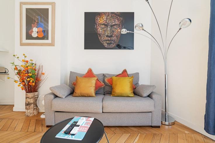 Sala de estar elegantemente projetada com móveis modernos em um apartamento no Building Rue de Richelieu - evengestion - 1044945 - PAR em 1st arrondissement, Paris Sala de estar elegantemente projetada com móveis modernos em um apartamento no Building Rue de Richelieu - evengestion - 1044945 - PAR em 1st arrondissement, Paris