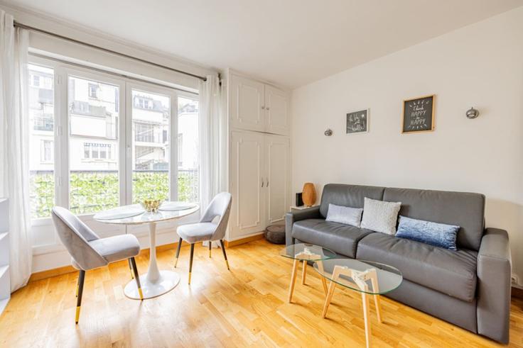 Sala de estar elegantemente projetada com móveis modernos em um apartamento no Building Rue du Dobropol - evengestion - 1044948 - PAR em 17th arrondissement, Paris Sala de estar elegantemente projetada com móveis modernos em um apartamento no Building Rue du Dobropol - evengestion - 1044948 - PAR em 17th arrondissement, Paris