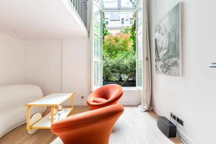 Sala de estar elegantemente projetada com móveis modernos em um apartamento no Building Rue de l'Université - evengestion - 1044969 - PAR em 7th arrondissement, Paris Sala de estar elegantemente projetada com móveis modernos em um apartamento no Building Rue de l'Université - evengestion - 1044969 - PAR em 7th arrondissement, Paris