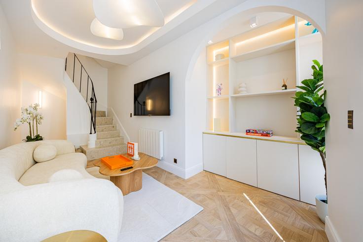 Salle de séjour élégante avec mobilier moderne dans un appartement à Building Rue Norvins - evengestion - 1045011 - PAR à 18th arrondissement, Paris