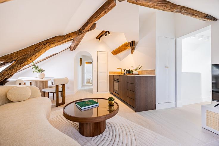 Sala de estar elegantemente projetada com móveis modernos em um apartamento no Building Place Jean-Baptiste Clément - evengestion - 1045012 - PAR em 18th arrondissement, Paris