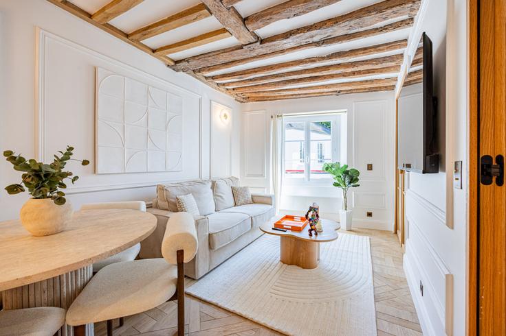 Salle de séjour élégante avec mobilier moderne dans un appartement à Building Place Jean-Baptiste Clément - evengestion - 1045013 - PAR à 18th arrondissement, Paris