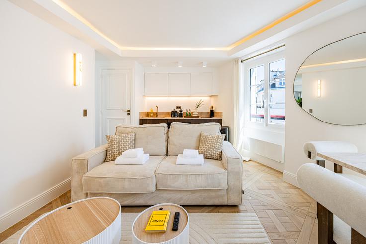 Elegant gestaltetes Wohnzimmer mit moderner Einrichtung in einer Wohnung im Building Place Jean-Baptiste Clément - evengestion - 1045014 - PAR in 18th arrondissement, Paris