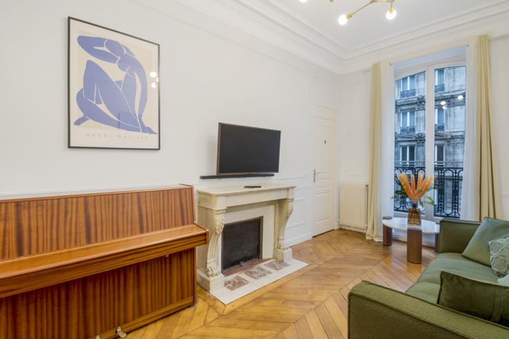 Salle de séjour élégante avec mobilier moderne dans un appartement à Building Rue de Saint-Quentin - evengestion - 1045021 - PAR à 10th arrondissement, Paris Salle de séjour élégante avec mobilier moderne dans un appartement à Building Rue de Saint-Quentin - evengestion - 1045021 - PAR à 10th arrondissement, Paris