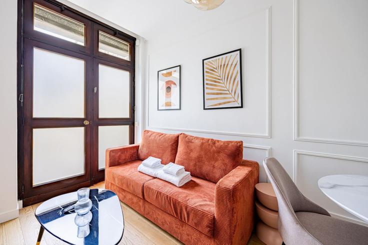 Elegante sala de estar con mobiliario moderno en un apartamento en Building Rue de l'Université - evengestion - 1045022 - PAR en 7th arrondissement, Paris