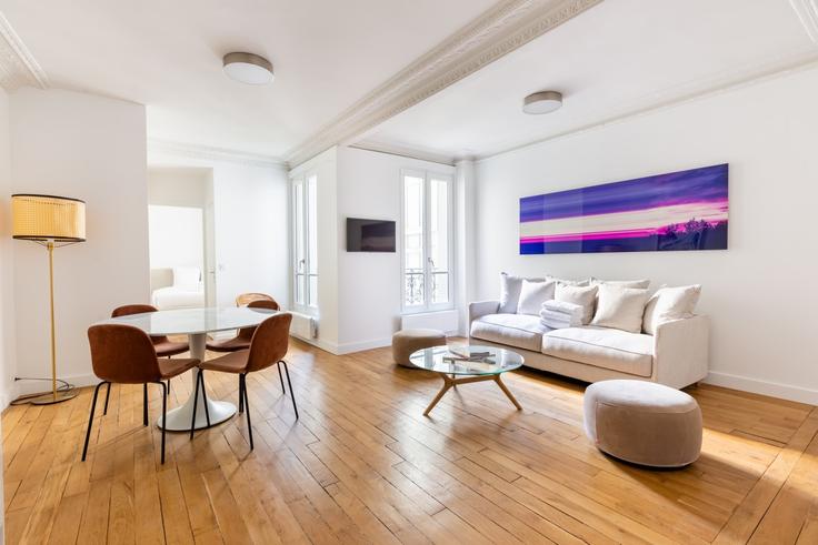 Salle de séjour élégante avec mobilier moderne dans un appartement à Building Rue de la Comète - evengestion - 1045026 - PAR à 7th arrondissement, Paris