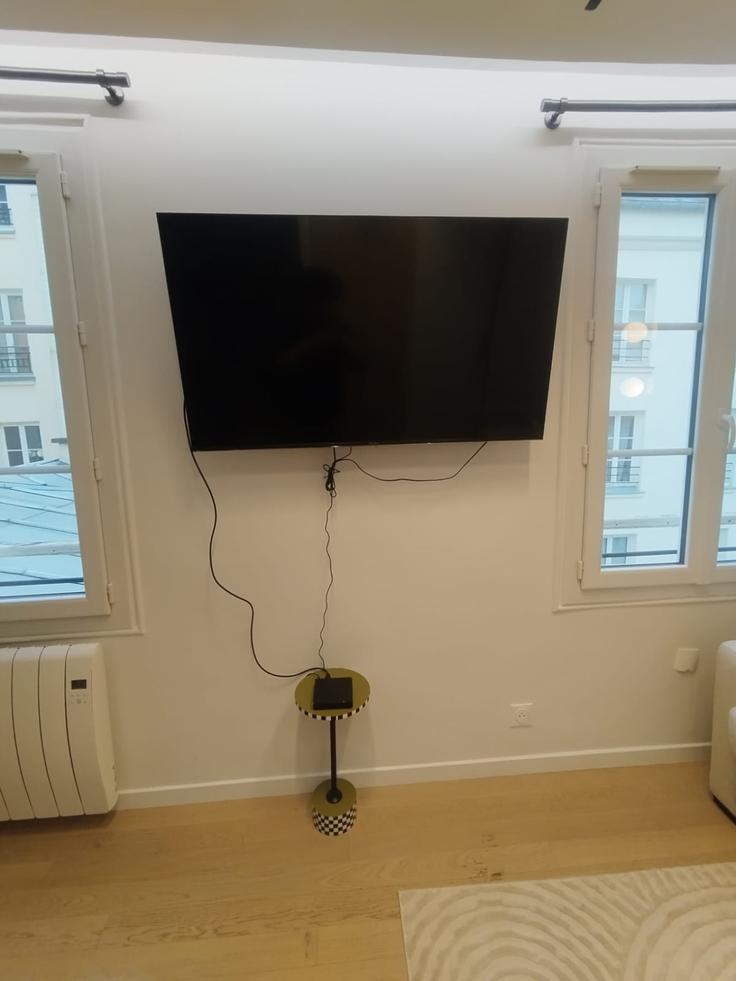 Sala de estar elegantemente projetada com móveis modernos em um apartamento no Building Rue Jean Nicot - evengestion - 1045041 - PAR em 7th arrondissement, Paris