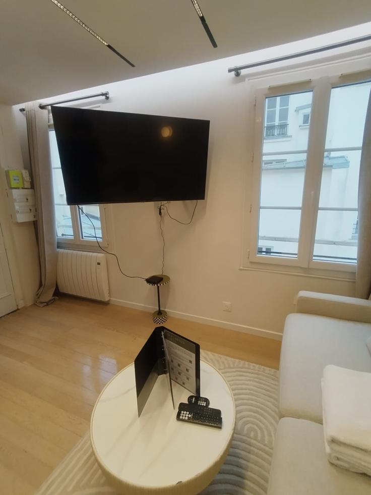 Paris 7th arrondissementのBuilding Rue Jean Nicot - evengestion - 1045041 - PARのアパートメントにある、モダンな家具を備えたエレガントなデザインのリビングルーム Paris 7th arrondissementのBuilding Rue Jean Nicot - evengestion - 1045041 - PARのアパートメントにある、モダンな家具を備えたエレガントなデザインのリビングルーム