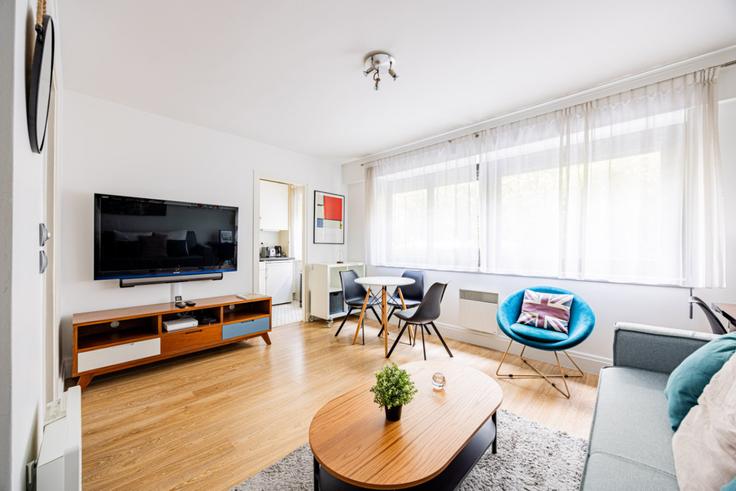 Sala de estar elegantemente projetada com móveis modernos em um apartamento no Building Rue de Berri - evengestion - 1045052 - PAR em 8th arrondissement, Paris