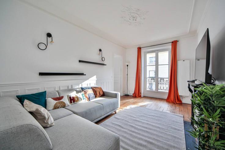 Paris 5th arrondissementのBuilding Rue Broca - evengestion - 1045899 - PARのアパートメントにある、モダンな家具を備えたエレガントなデザインのリビングルーム Paris 5th arrondissementのBuilding Rue Broca - evengestion - 1045899 - PARのアパートメントにある、モダンな家具を備えたエレガントなデザインのリビングルーム