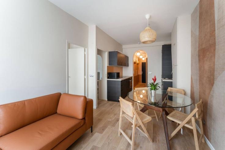 Sala de estar elegantemente projetada com móveis modernos em um apartamento no Building Rue Saulnier - evengestion - 1045914 - PAR em 9th arrondissement, Paris