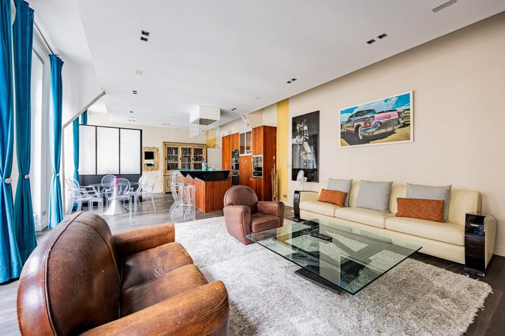 Elegante sala de estar con mobiliario moderno en un apartamento en Building Rue Danielle Casanova - evengestion - 1061595 - PAR en 1st arrondissement, Paris