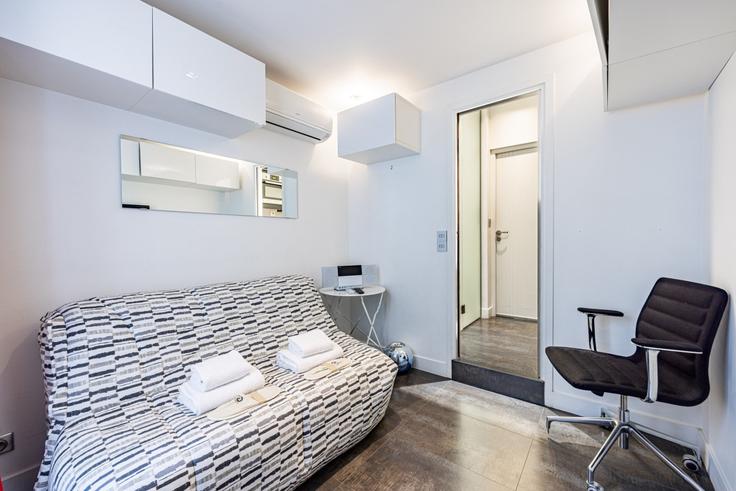 1st arrondissement, Paris 소재 Building Rue Danielle Casanova - evengestion - 1061595 - PAR 유닛에 마련된, 현대적인 가구로 꾸며진 우아한 디자인의 거실