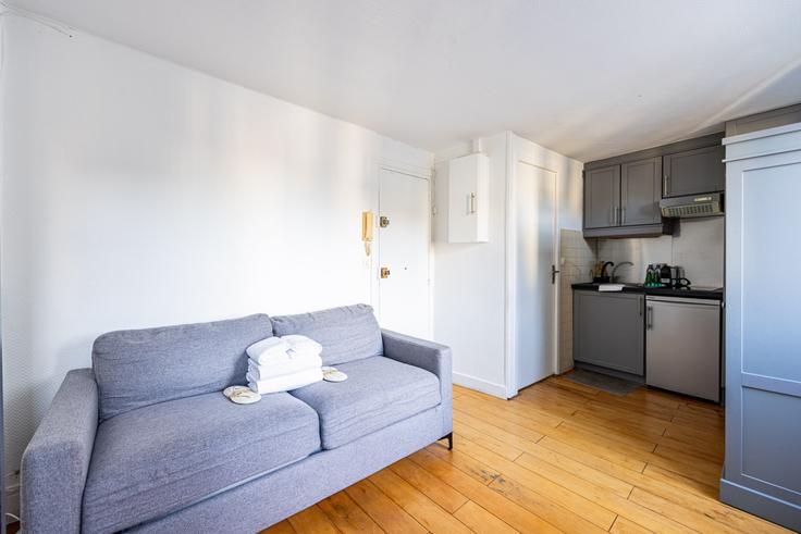 Paris 3rd arrondissementのBuilding Rue Commines - evengestion - 1062650 - PARのアパートメントにある、モダンな家具を備えたエレガントなデザインのリビングルーム