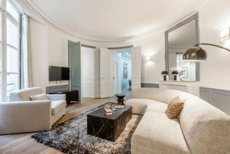Salle de séjour élégante avec mobilier moderne dans un appartement à Building Rue Saint-Marc - evengestion - 1062655 - PAR à 2nd arrondissement, Paris
