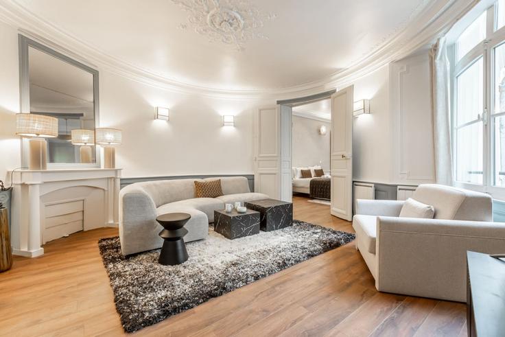 Salle de séjour élégante avec mobilier moderne dans un appartement à Building Rue Saint-Marc - evengestion - 1062657 - PAR à 2nd arrondissement, Paris
