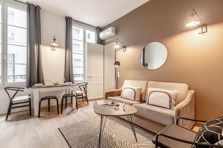 Paris 3rd arrondissementのBuilding Rue du Temple - evengestion - 1067004 - PARのアパートメントにある、モダンな家具を備えたエレガントなデザインのリビングルーム