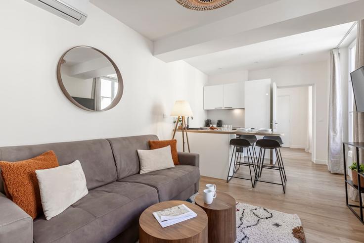 Salle de séjour élégante avec mobilier moderne dans un appartement à Building Rue du Temple - evengestion - 1067874 - PAR à 3rd arrondissement, Paris