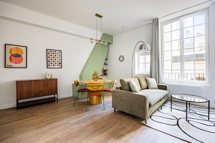 Sala de estar elegantemente projetada com móveis modernos em um apartamento no Building Rue Mouffetard - evengestion - 1093285 - PAR em 5th arrondissement, Paris