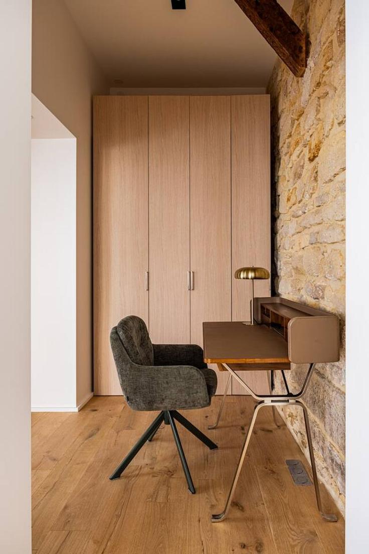 3rd arrondissement, Paris 에 위치한 Building Rue Roger Verlomme - evengestion - 1257029 - PAR아파트의 세련된 책상과 인체공학적 의자가 마련된 오피스 공간