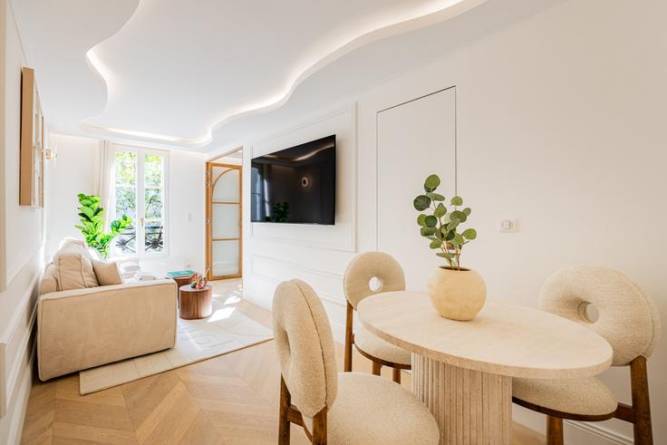 5th arrondissement, Paris에 위치한 Building Rue Saint-Séverin - evengestion - 1282157 - PAR 유닛의 세련된 인테리어가 돋보이는 거실 5th arrondissement, Paris에 위치한 Building Rue Saint-Séverin - evengestion - 1282157 - PAR 유닛의 세련된 인테리어가 돋보이는 거실
