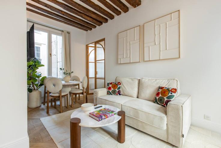 5th arrondissement, Paris 소재 Building Rue Saint-Séverin - evengestion - 1289571 - PAR 유닛에 마련된, 현대적인 가구로 꾸며진 우아한 디자인의 거실 5th arrondissement, Paris 소재 Building Rue Saint-Séverin - evengestion - 1289571 - PAR 유닛에 마련된, 현대적인 가구로 꾸며진 우아한 디자인의 거실