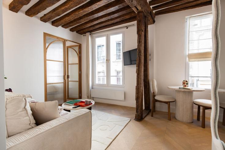 5th arrondissement, Paris에 위치한 Building Rue Saint-Séverin - evengestion - 1289573 - PAR 아파트의 세련된 인테리어가 돋보이는 거실