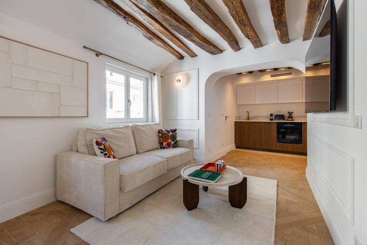 Paris 5th arrondissementのBuilding Rue Saint-Séverin - evengestion - 1289574 - PARのアパートメントにある、モダンな家具を備えたエレガントなデザインのリビングルーム Paris 5th arrondissementのBuilding Rue Saint-Séverin - evengestion - 1289574 - PARのアパートメントにある、モダンな家具を備えたエレガントなデザインのリビングルーム