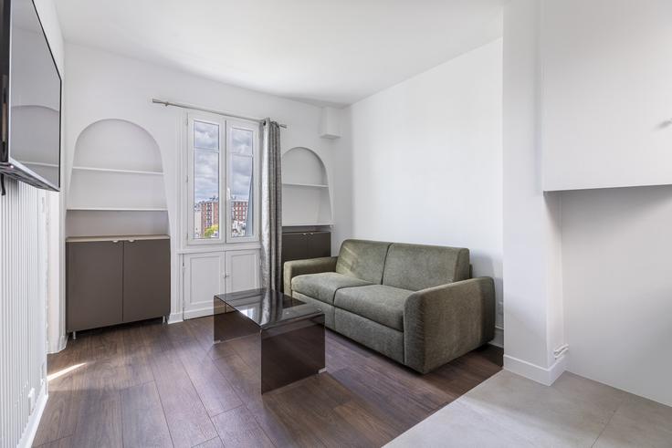 Building Place Léon Blum - evengestion - 1294650 adresindeki bir dairede modern mobilyalarla zarif bir şekilde tasarlanmış oturma odası 11th arrondissement, Paris