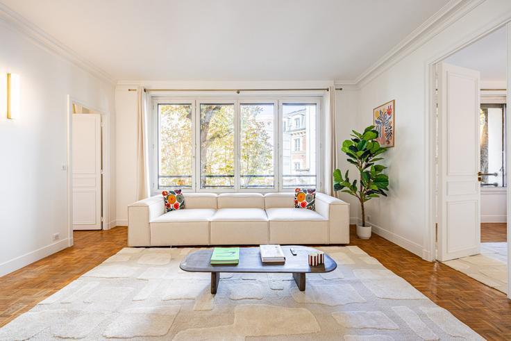 Sala de estar elegantemente projetada com móveis modernos em um apartamento no Building Rue Ampère - evengestion - 1309462 - PAR em 17th arrondissement, Paris Sala de estar elegantemente projetada com móveis modernos em um apartamento no Building Rue Ampère - evengestion - 1309462 - PAR em 17th arrondissement, Paris