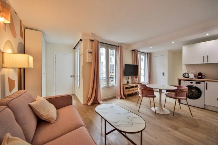 6th arrondissement, Paris에 위치한 Building Rue de Sèvres - evengestion - 1318715 아파트의 세련된 인테리어가 돋보이는 거실