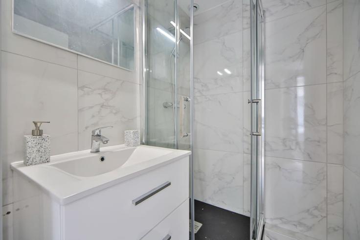 Banheiro refinado e lindamente projetado com toques sofisticados no Building Rue de Sèvres - evengestion - 1318715 em 6th arrondissement, Paris