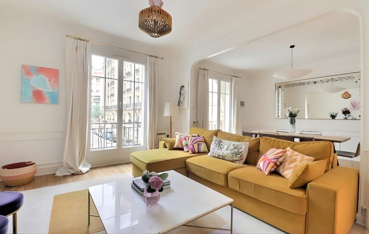 Sala de estar elegantemente projetada com móveis modernos em um apartamento no Building Square de Châtillon - evengestion - 1326495 em 14th arrondissement, Paris Sala de estar elegantemente projetada com móveis modernos em um apartamento no Building Square de Châtillon - evengestion - 1326495 em 14th arrondissement, Paris