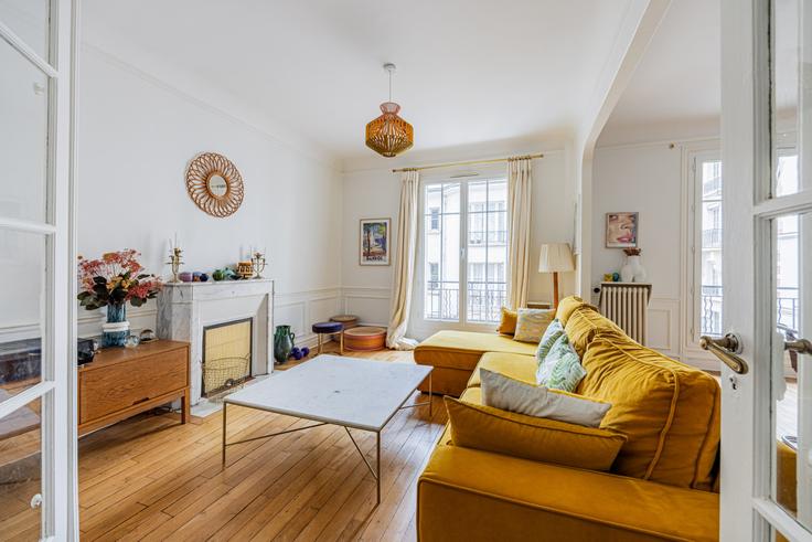 14th arrondissement, Paris에 위치한 Building Square de Châtillon - evengestion - 1326495 유닛의 세련된 인테리어가 돋보이는 거실 14th arrondissement, Paris에 위치한 Building Square de Châtillon - evengestion - 1326495 유닛의 세련된 인테리어가 돋보이는 거실