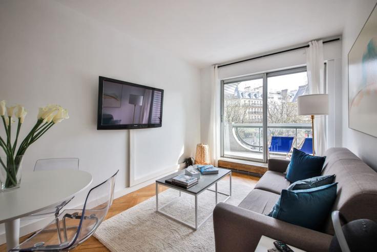 Elegante sala de estar con mobiliario moderno en un apartamento en Building Avenue Henri Martin - evengestion - 1332034 en 16th arrondissement, Paris