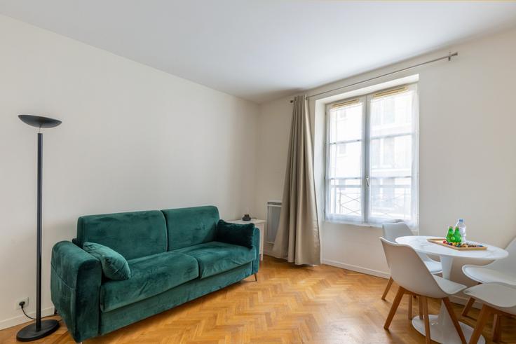 Paris 17th arrondissementのBuilding Rue des Dames - evengestion - 1335689のアパートメントにある、モダンな家具を備えたエレガントなデザインのリビングルーム Paris 17th arrondissementのBuilding Rue des Dames - evengestion - 1335689のアパートメントにある、モダンな家具を備えたエレガントなデザインのリビングルーム