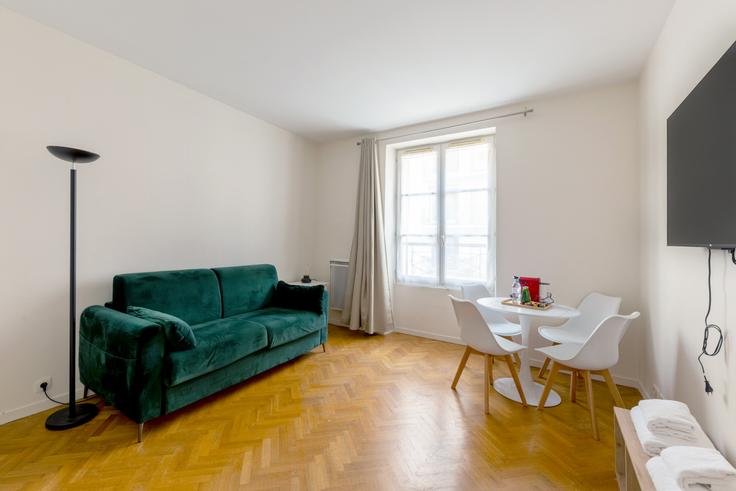 Elegante sala de estar con mobiliario moderno en un apartamento en Building Rue des Dames - evengestion - 1335689 en 17th arrondissement, Paris Elegante sala de estar con mobiliario moderno en un apartamento en Building Rue des Dames - evengestion - 1335689 en 17th arrondissement, Paris