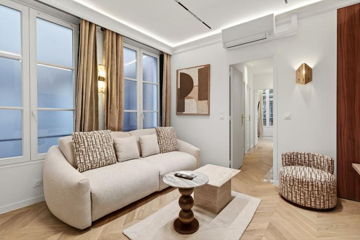 Salle de séjour élégante avec mobilier moderne dans un appartement à Building Rue de l'Ancienne Comédie - evengestion - 1340529 à 6th arrondissement, Paris